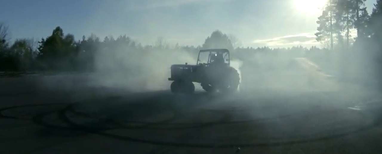 Шведы показали джимхану на тракторе (ВИДЕО)
