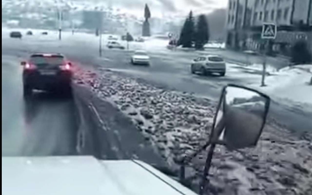 8 тонн рыбных отходов вывалил грузовик у здания правительства