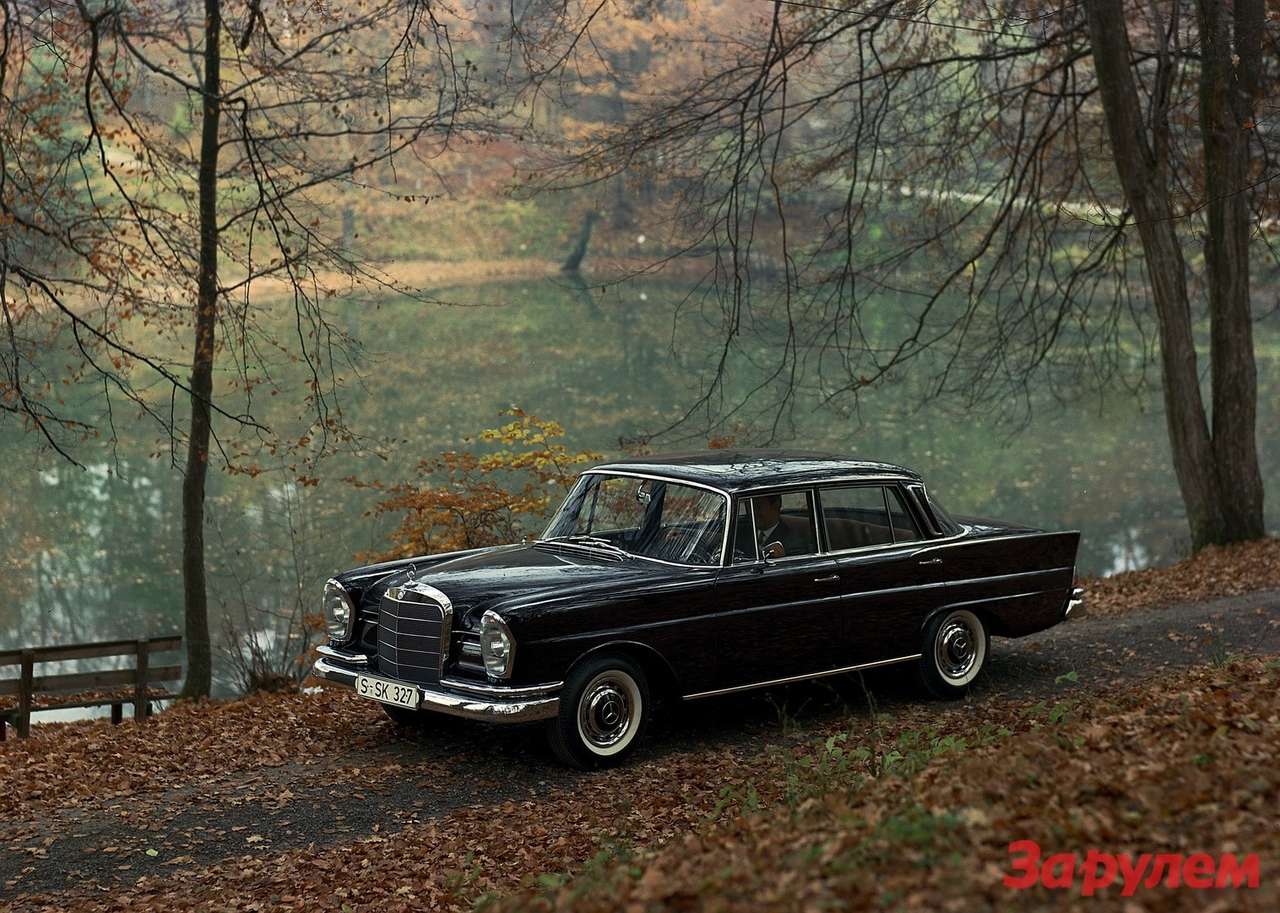 Mercedes-Benz 220SE b (W111/3) выпускался с 1959 по 1965 год. Автомобиль оснащался рядным шестицилиндровым мотором рабочим объемом 2,2 л с впрыском. Мощность – 120 л.с. при 4800 об/мин. Автоматическая трансмиссия увеличивала снаряженную массу автомобиля - на 40 кг (1420 кг) и паспортный расход топлива - на 1 л (15 л/100 км)