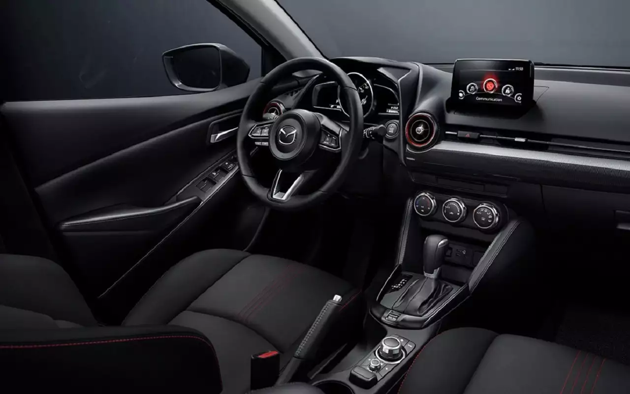 Интерьер обновленной Mazda 2