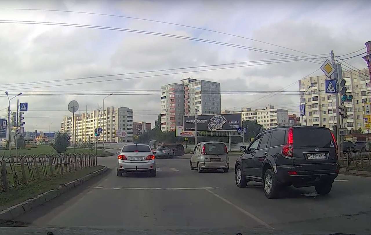 Зазевавшийся водитель идет на таран с переворотом (ВИДЕО)