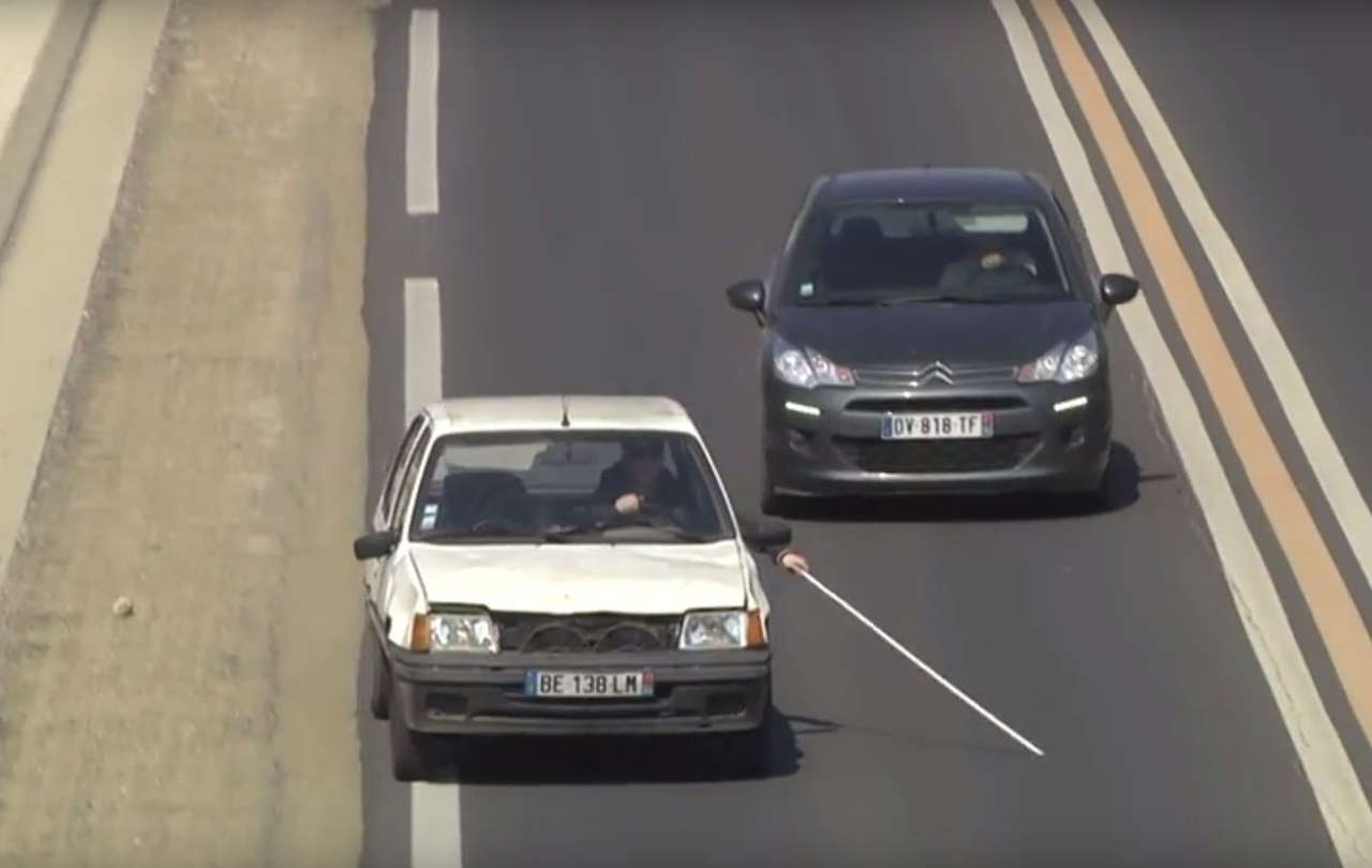 Розыгрыш: слепой за рулем автомобиля