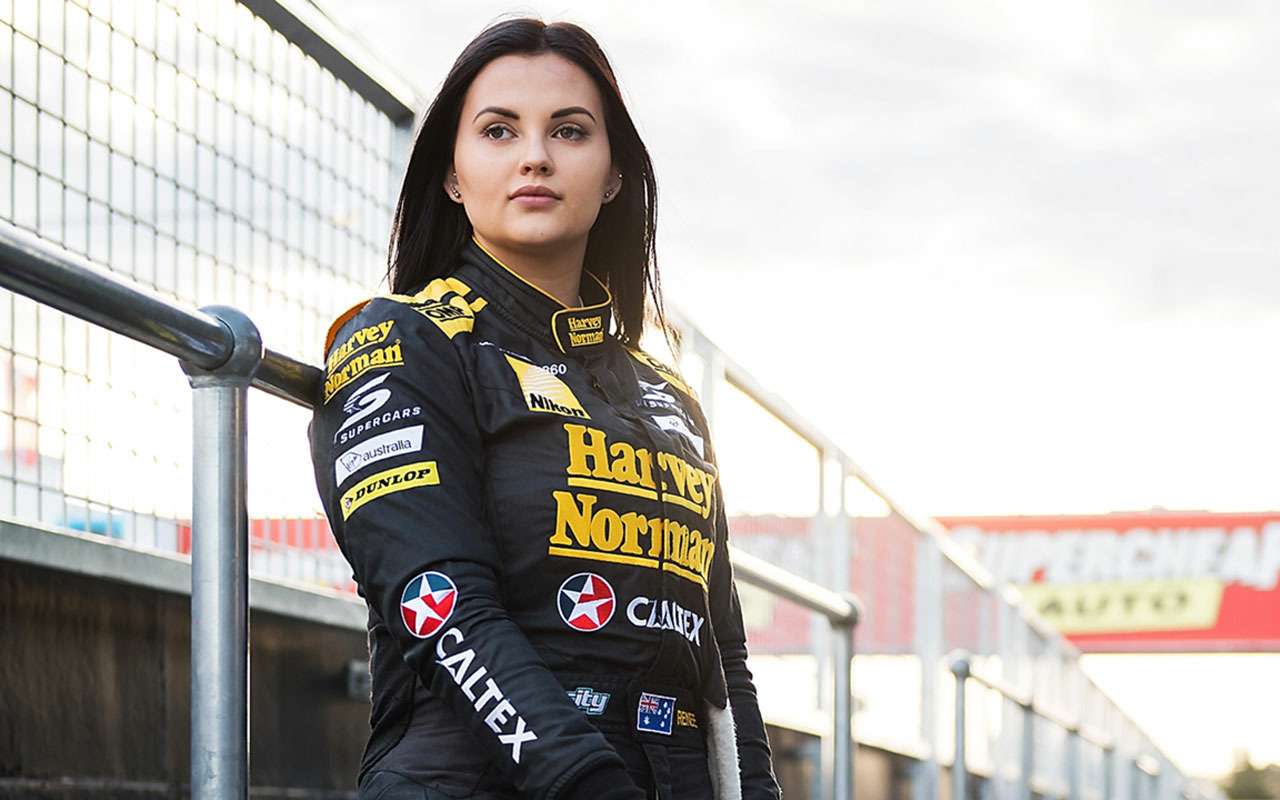 Гонщица бросила автоспорт ради видео для взрослых