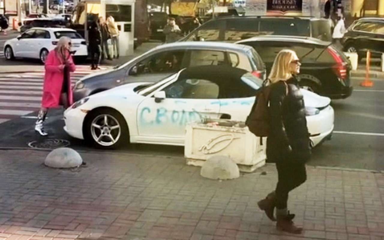 Блондинка изуродовала  Porsche экс-возлюбленного топором и краской