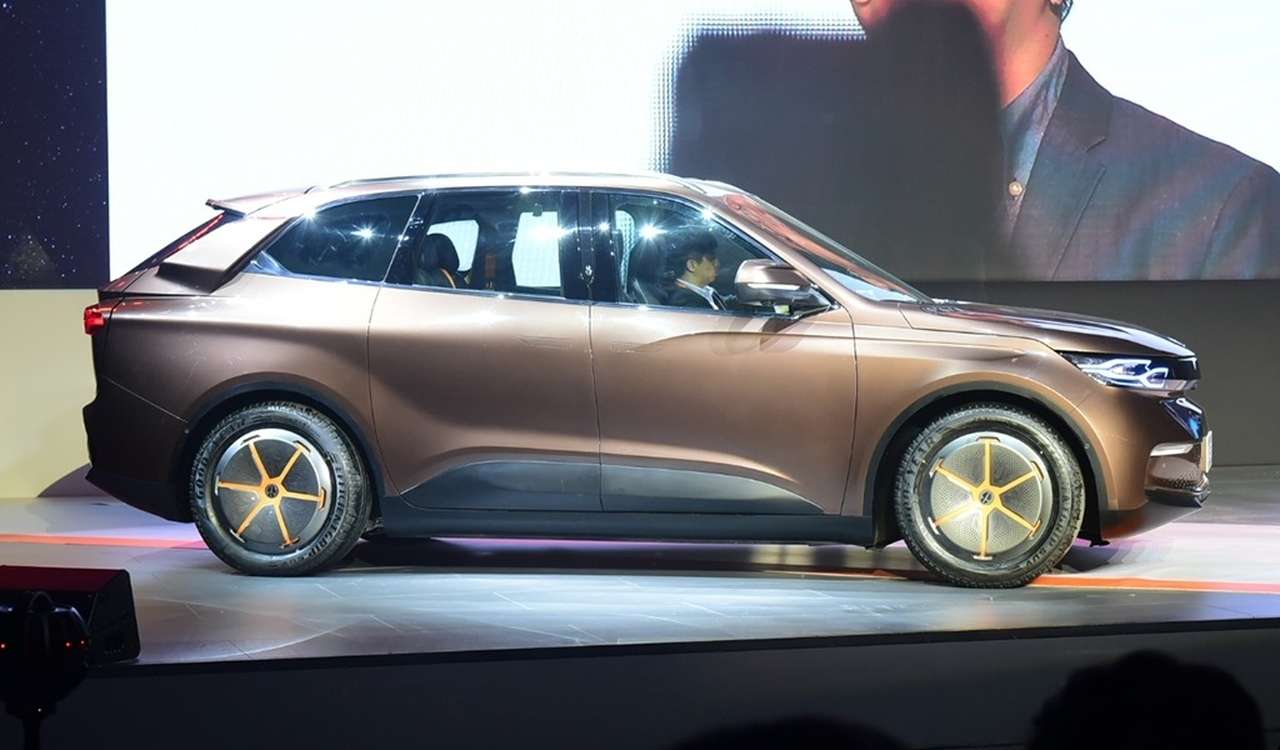 Традиционных дверных ручек у Singulato iS6 нет, они утоплены в поверхность боковин, как у британского Range Rover Velar, и выдвигаются, когда нужны, с помощью электропривода.