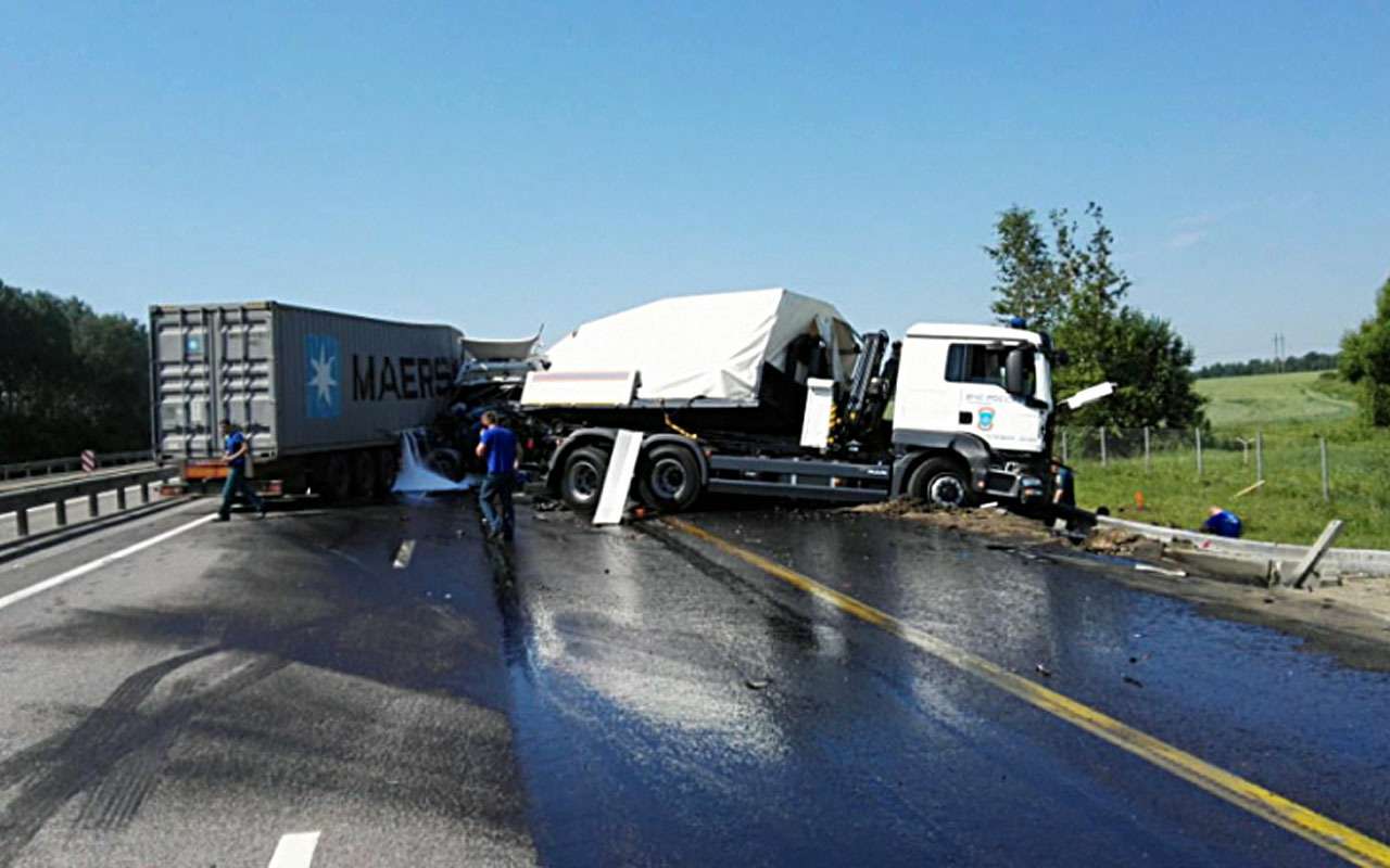 Фура на полном ходу смяла колонну МЧС