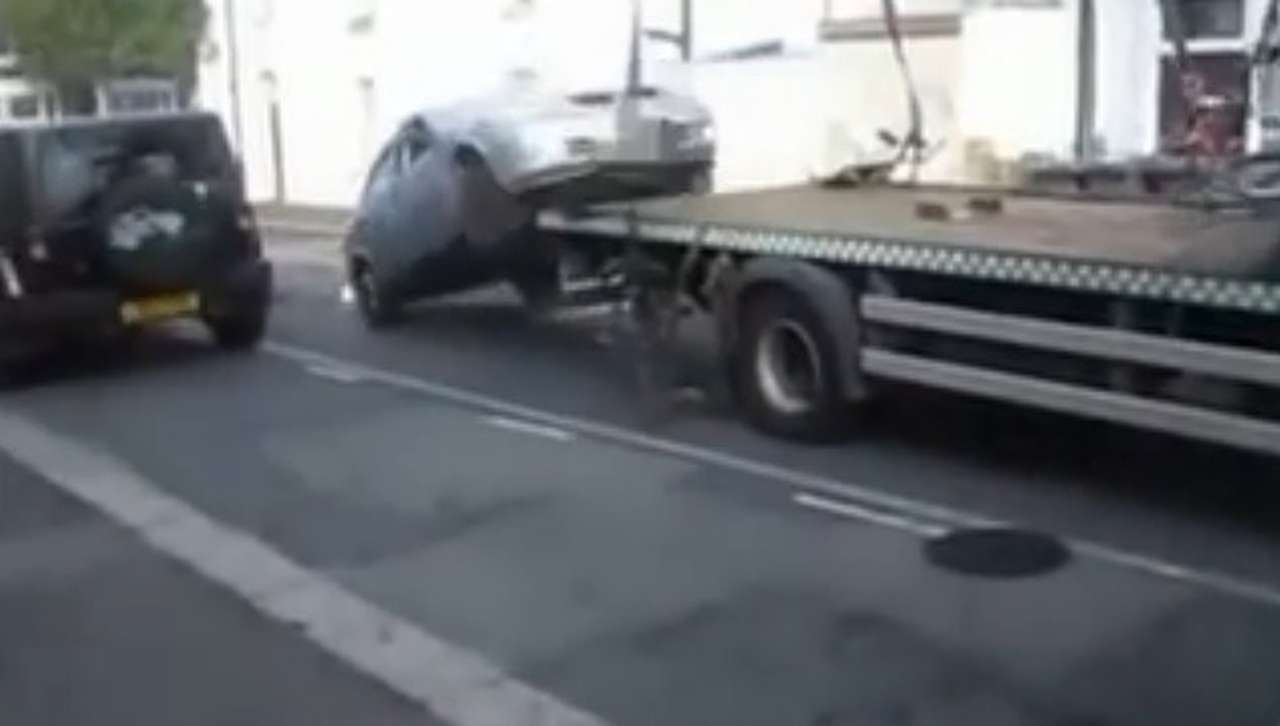 Водитель ухитрился угнать автомобиль с платформы эвакуатора (ВИДЕО)