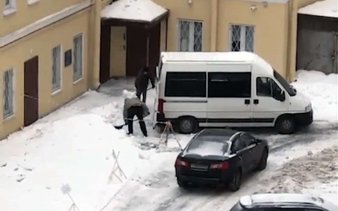 Неизвестные воруют снег машинами