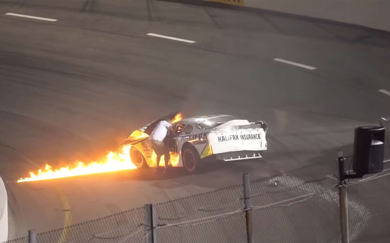 Чудесное спасение из огня: отец вызволяет сына