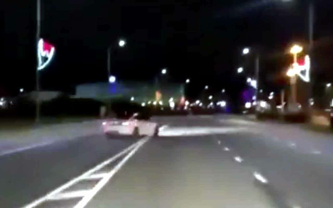 Кадр из видео с ночным дрифтом мажора