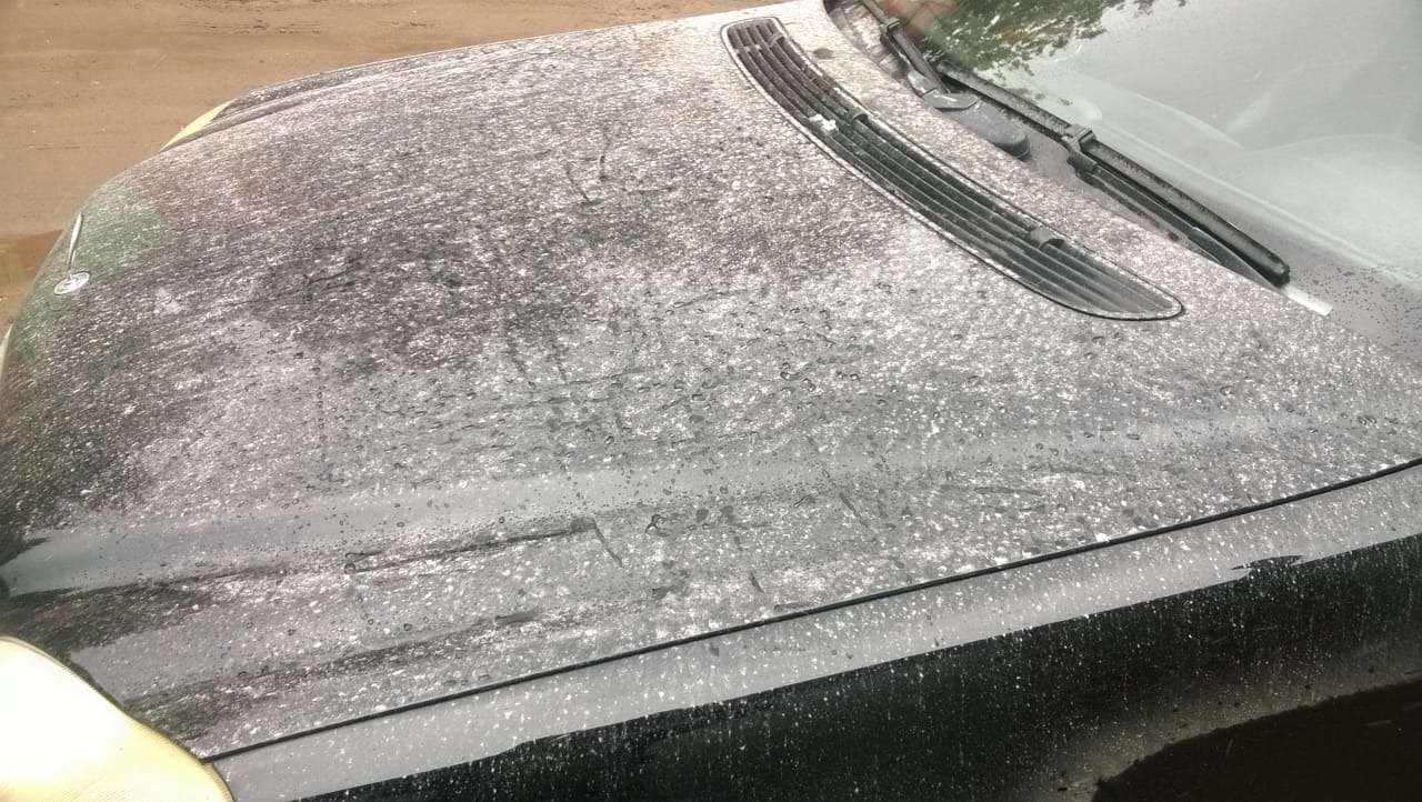 Кара с небес: десятки машин в Омске испортили химические осадки