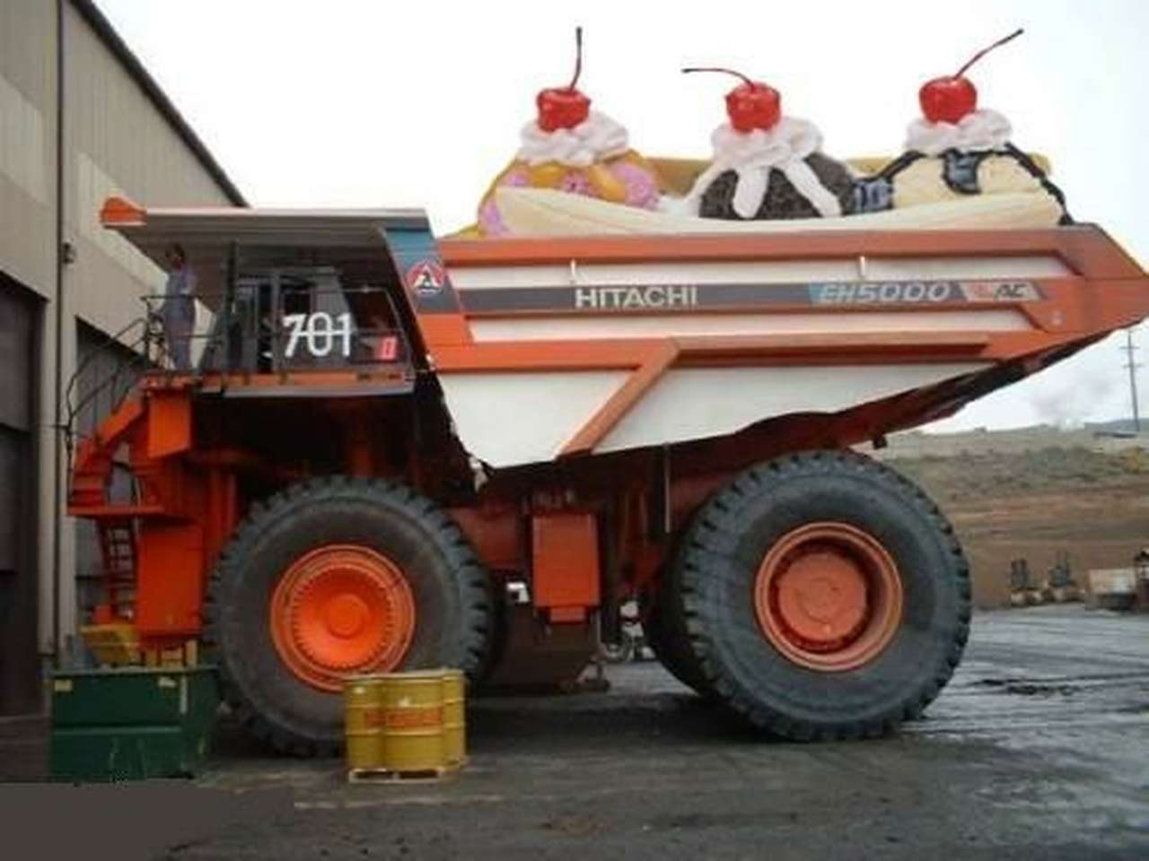 Чтобы угостить друзей, бомж угнал грузовик с тортами