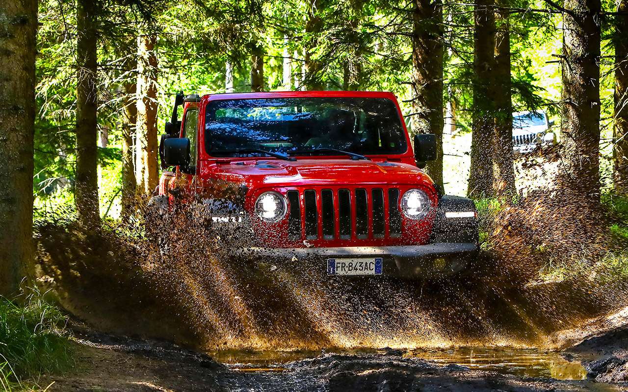Одна из особенностей топовой версии Rubicon – шины BF Goodrich Mud Terrain. Крылья-фендеры, как и в случае с базовой версией Sport, не окрашены в угоду практичности. И подножек нет – геометрическая проходимость важнее чистых брюк.
