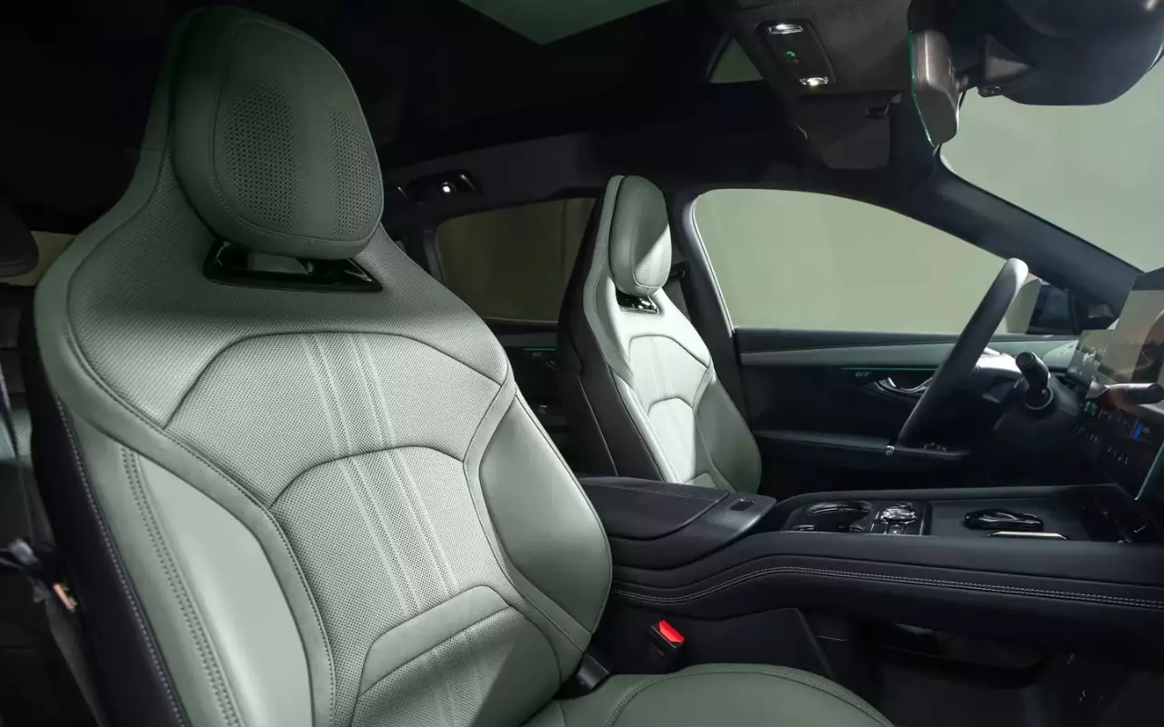 Интерьер Lynk&Co 07 GT