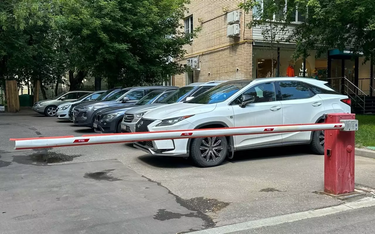 Новая функция «Парковок России» – нажал, и шлагбаум у дома откроется