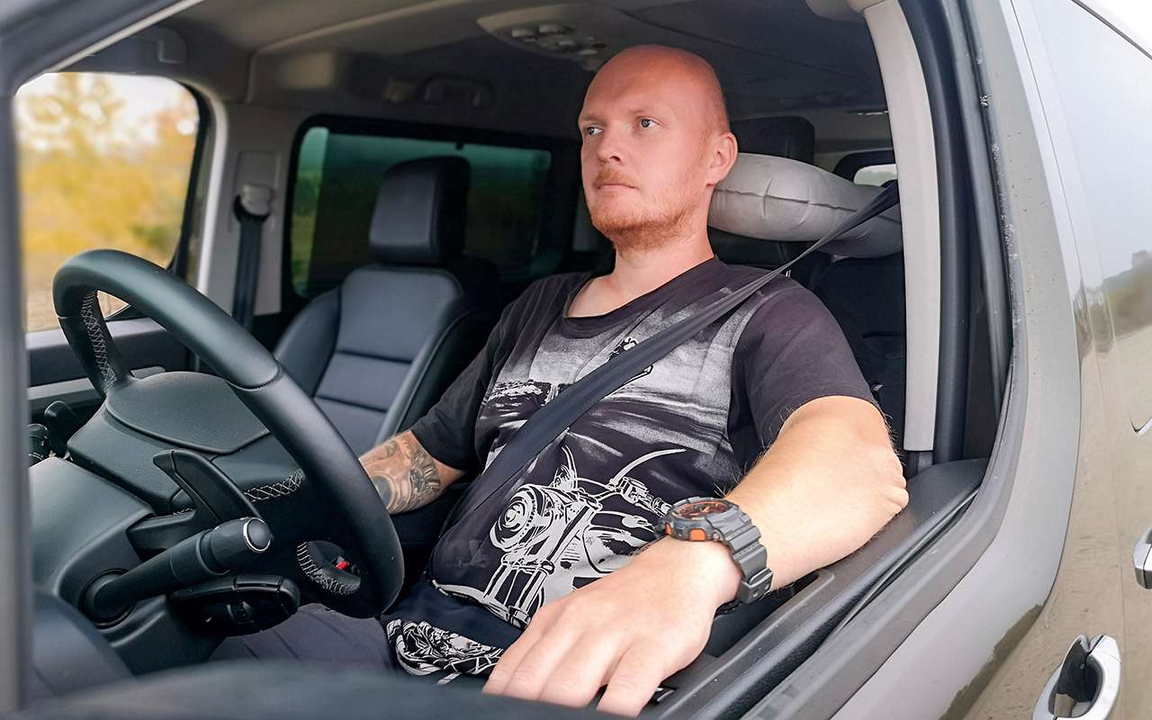 Музыка, юмор, разговоры жены: что россияне слушают в машине