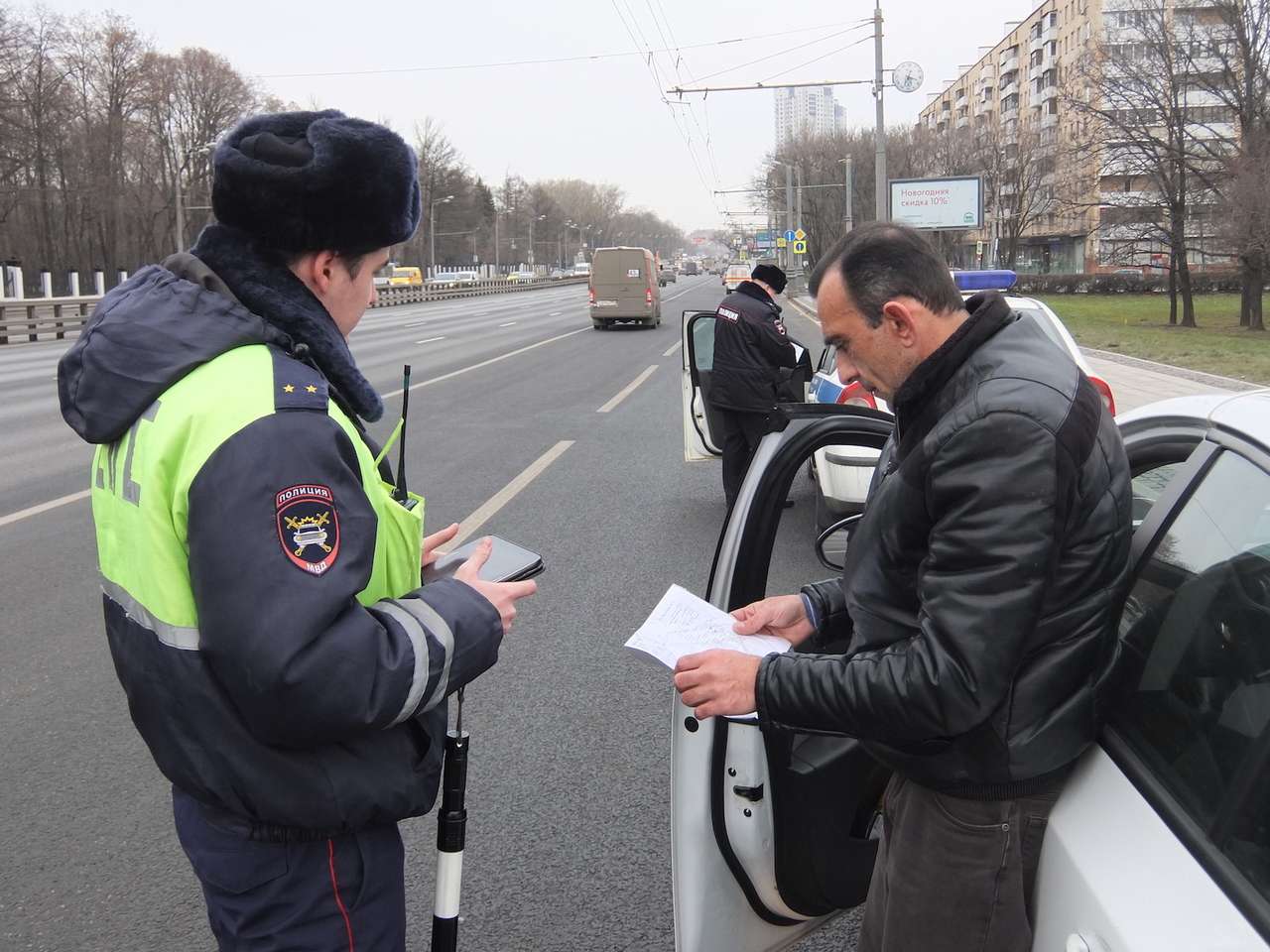 Отказываться от получения копии протокола бессмысленно. Правильнее написать в нем свои объяснения и выразить несогласие с обвинением в нарушении.