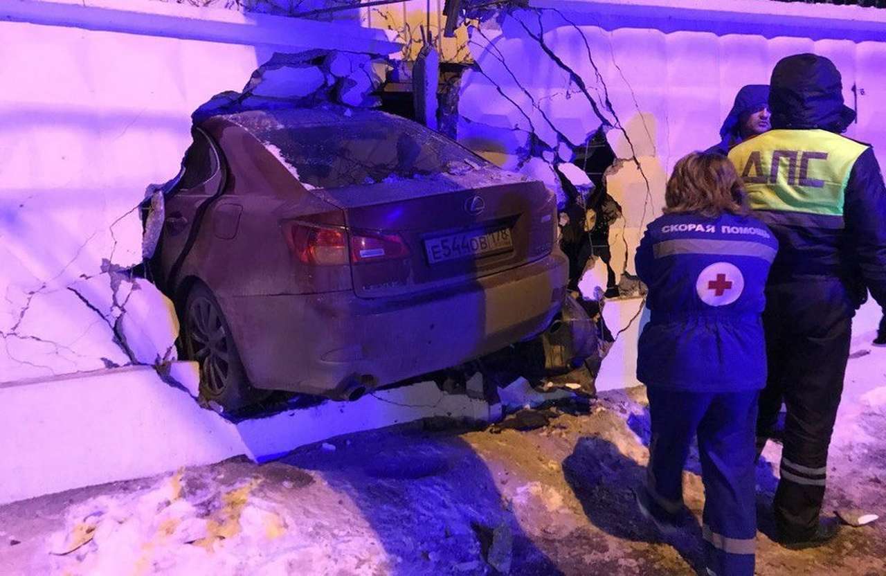 Как в кино: Lexus пробил дыру в бетонном заборе, водитель сбежал