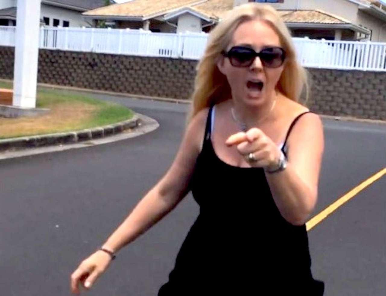 Разъяренная женщина пытается выяснить отношения на дороге (ВИДЕО)