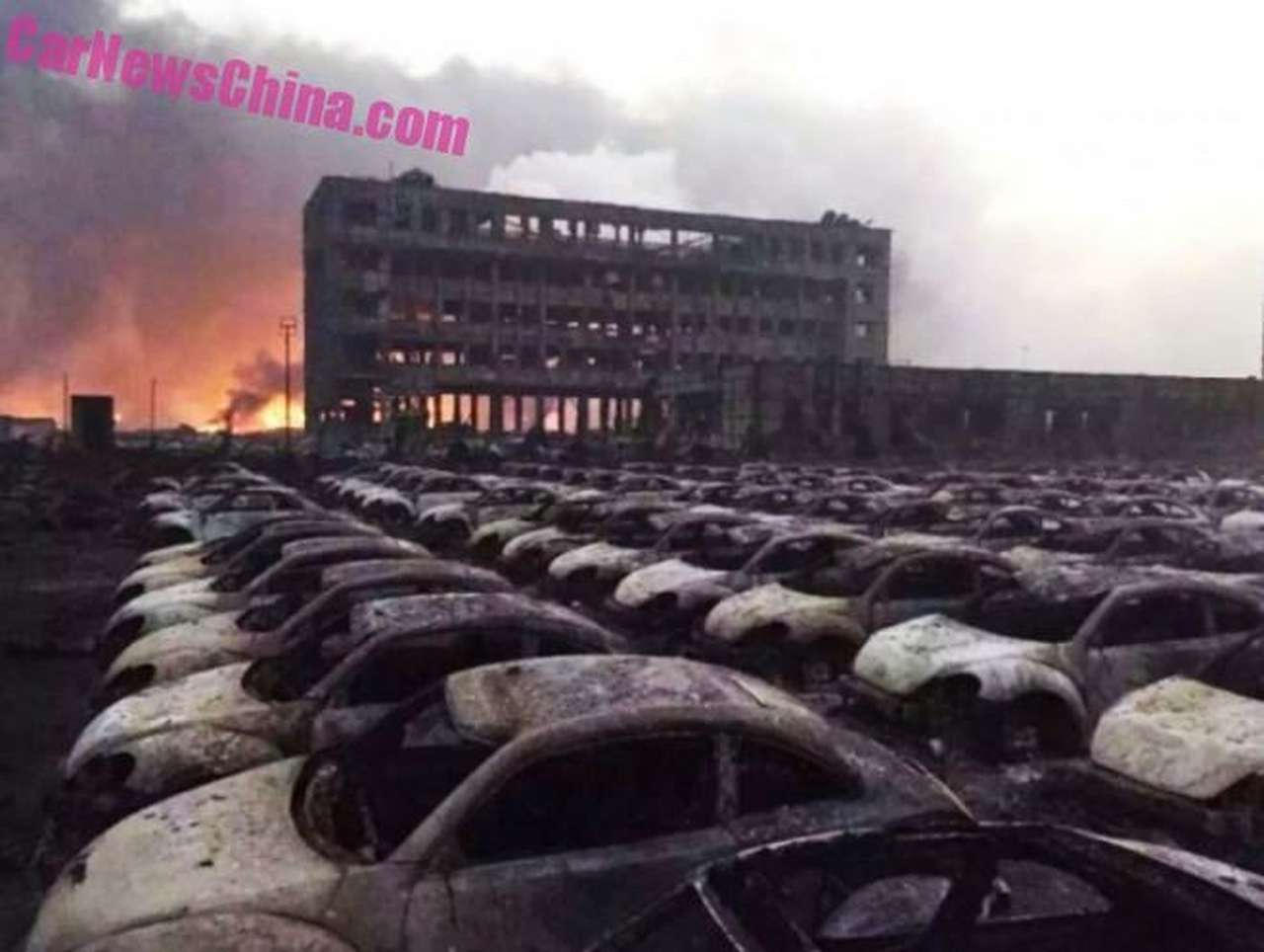 При взрыве в китайском Тяньцзине уничтожены сотни новых автомобилей (ФОТО, ВИДЕО)