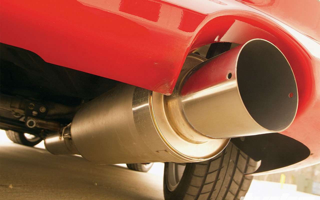 Огромные глушители и сопла любят ставить фанаты японской техники – Subaru и Mitsubishi.