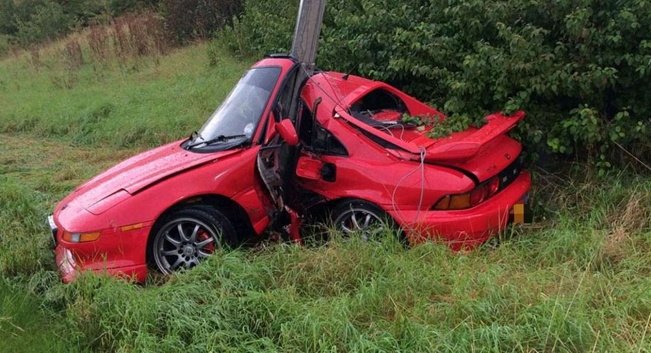 Водитель выжил в завязанной в узел Тойоте