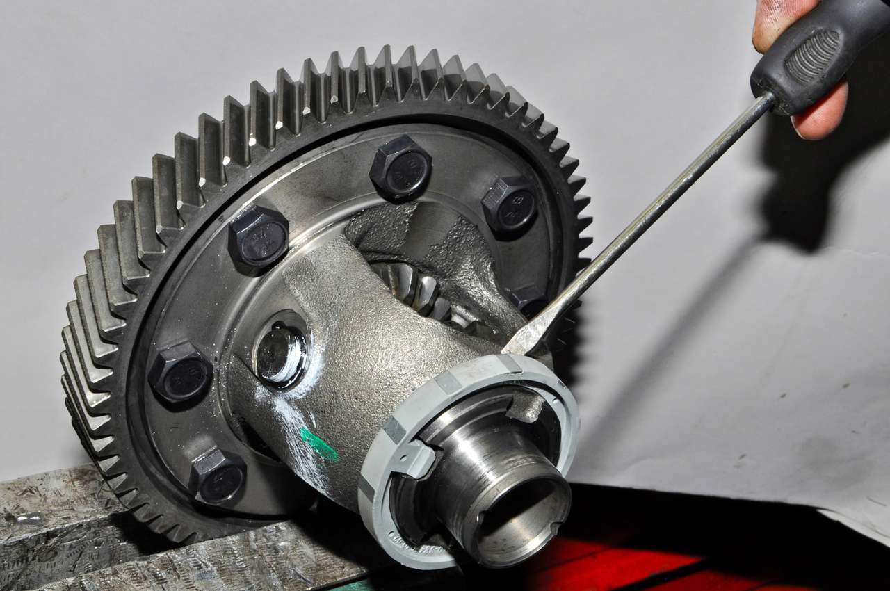 Коробка дифференциала Приоры с задающим кольцом датчика скорости