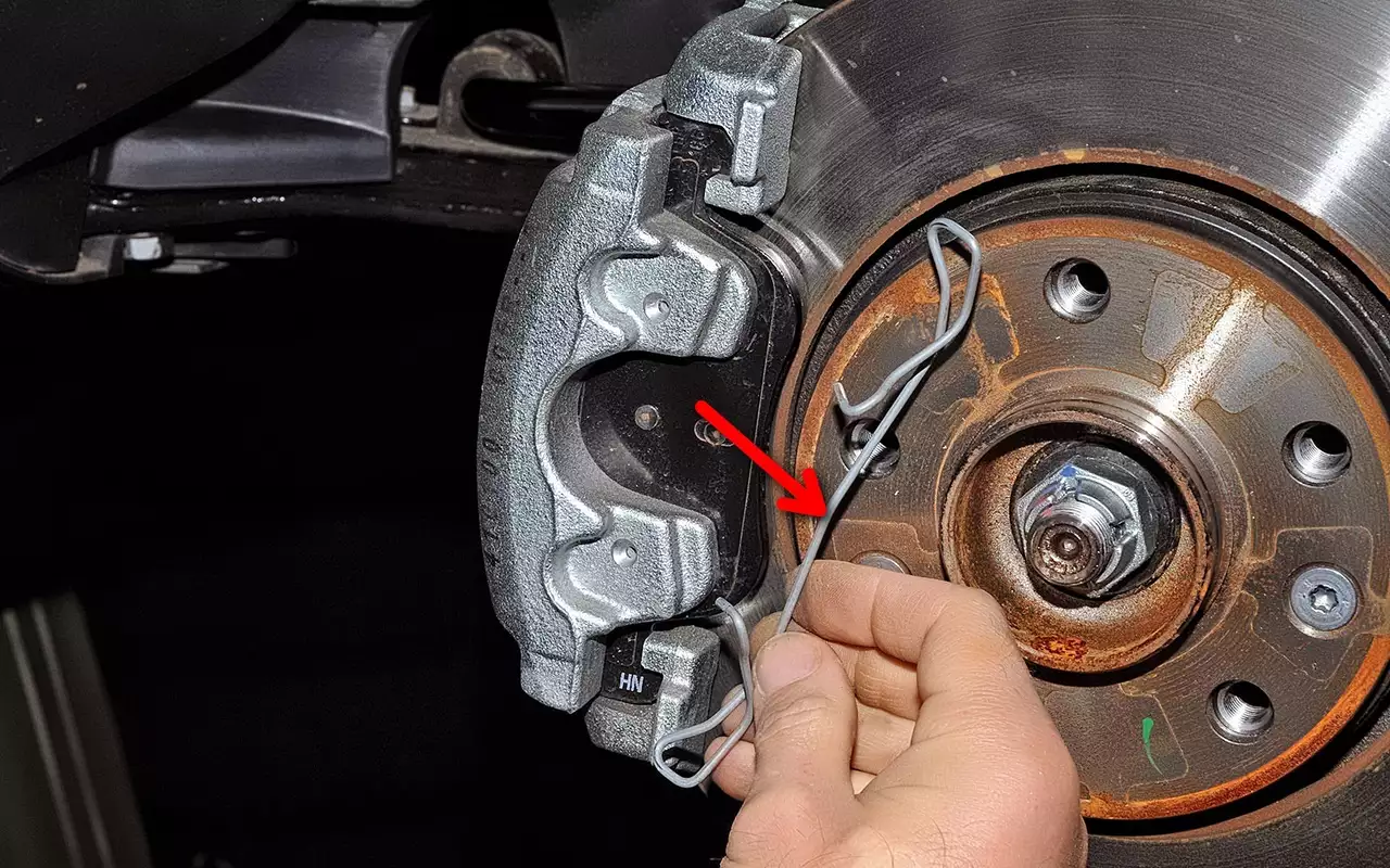 В тормозном механизме Дастера применена специальная проволочная скоба из пружинной стали. Она также снижает вибрации суппорта тормозного механизма и тем самым ликвидирует скрип.