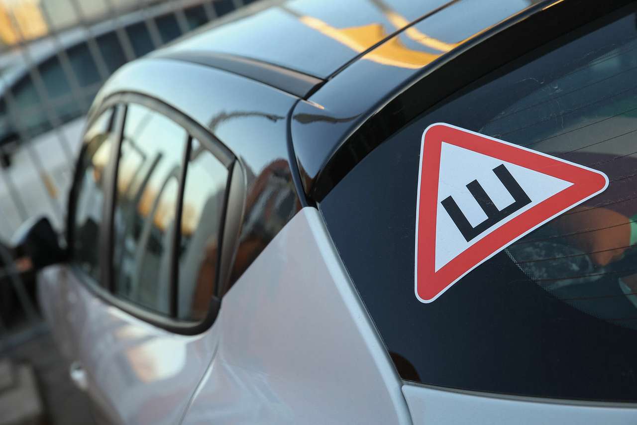 Не спешите снимать наклейку «Ш»: за ее отсутствие еще могут оштрафовать