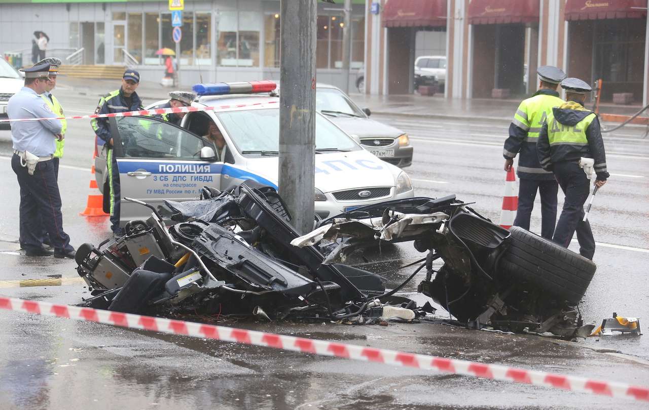 Москва. 27 июня 2015. На месте ДТП на улице Большая Якиманка с участием автомобиля Porshe 911, в результате которого погибли два человека.