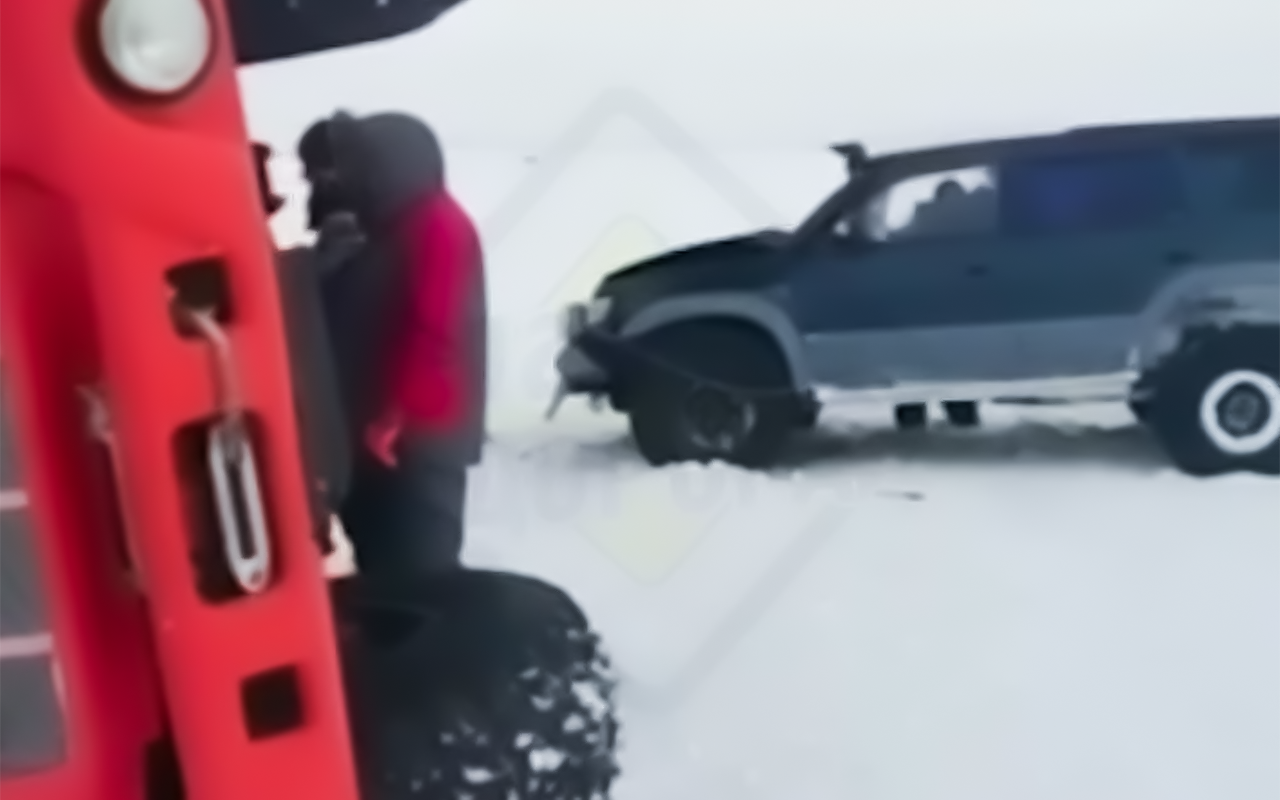 Водитель внедорожника умудрился устроить аварию в чистом поле (видео)