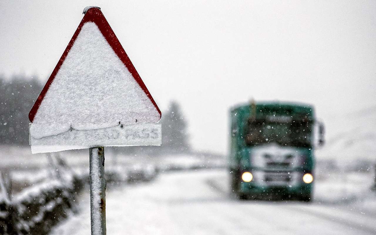 Природные катаклизмы и безалаберность дорожных служб угрожают не только кошельку водителей, но и безопасности.