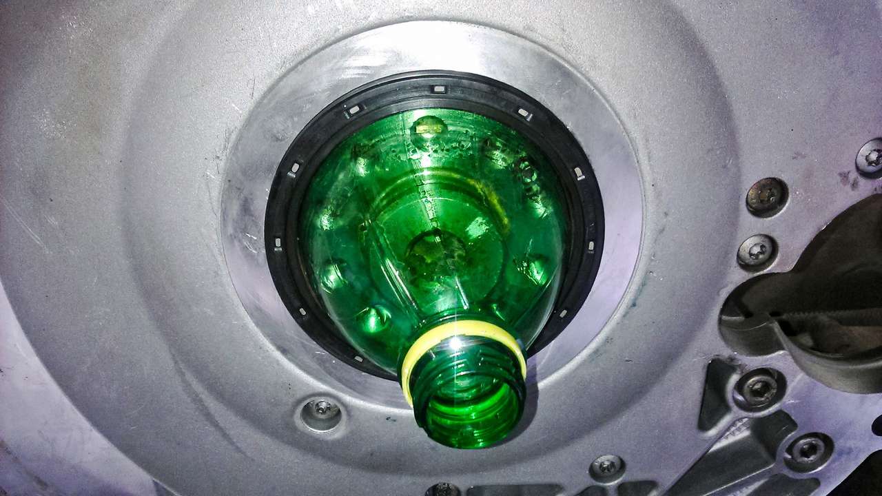 Советы бывалых: защищаем дворники от морозов и ремонтируем двигатель с бутылкой