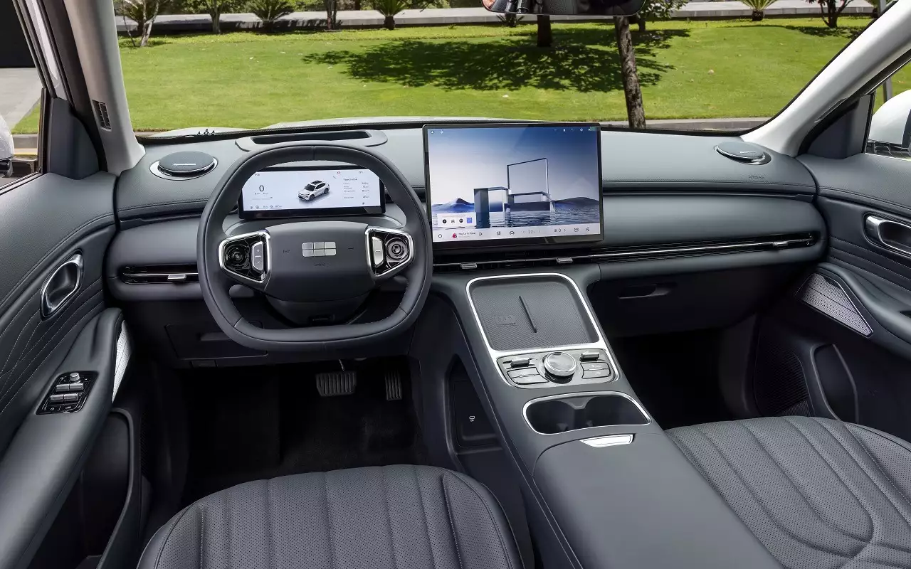 Интерьер Geely EX5