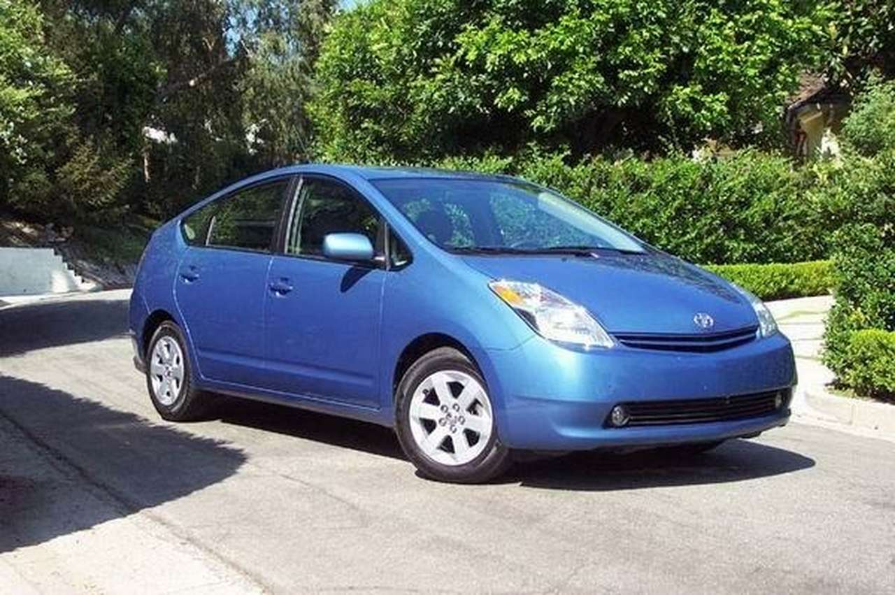 Гибрид Toyota назван "Автомобилем года"