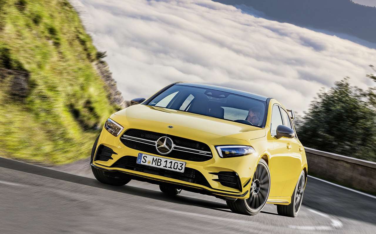 Mercedes-AMG A 35 4MATIC получил 2-литровый турбомотор М206 мощностью 306 л.с. Доработке подверглась и коробка DCT 7G, которая имеет иные передаточные числа, нежели на обычном А-классе.