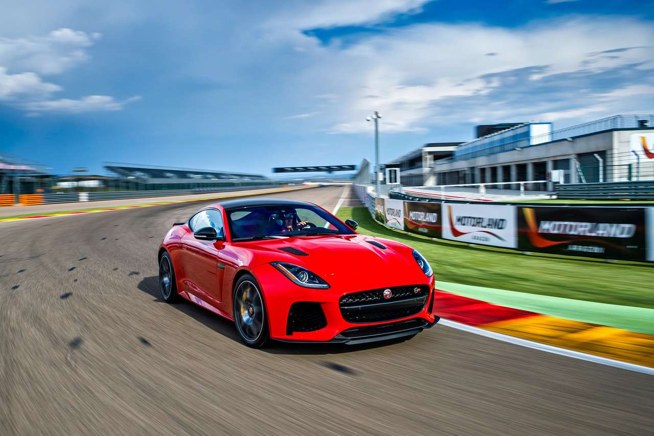 Jaguar F‑Type SVR. Сплиттер, огромные воздухозаборники, развитый бампер, прикрывающий широкие колеса, – аэродинамику версии SVR серьезно доводили.