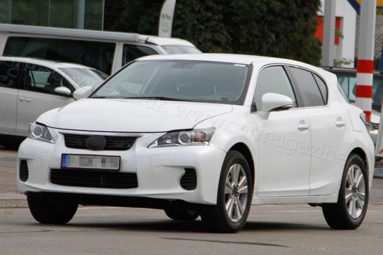 Lexus начал обкатывать новый кроссовер 