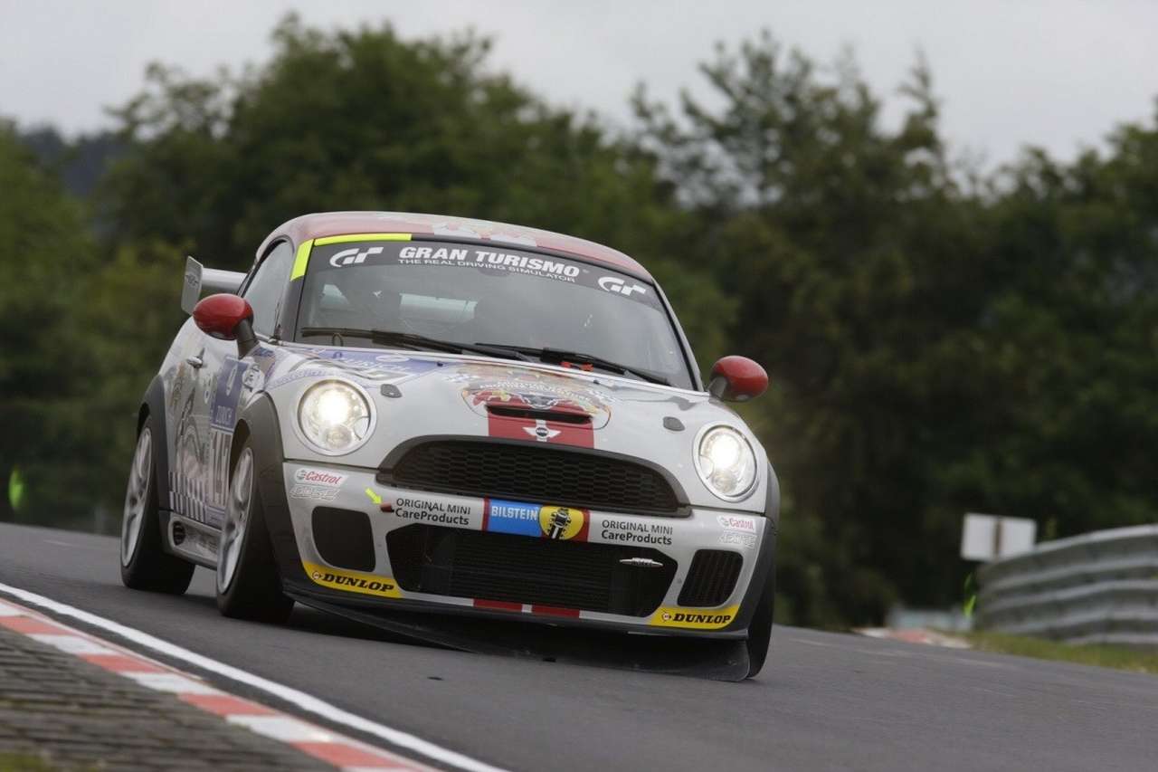 Mini JCW Coupe Endurance дебютировал в суточном марафоне Нюрбургринга