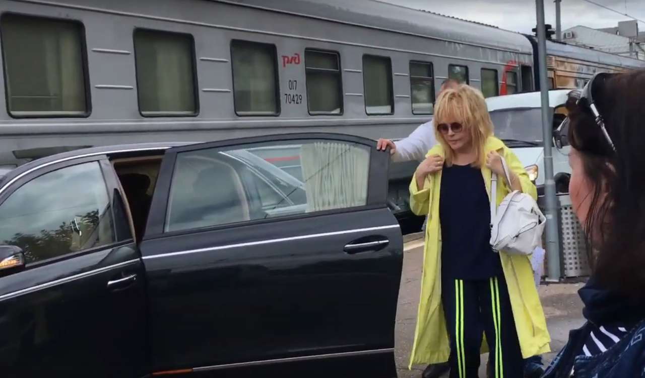 Пугачева проехалась на Майбахе по ж/д перрону. Она заслужила?