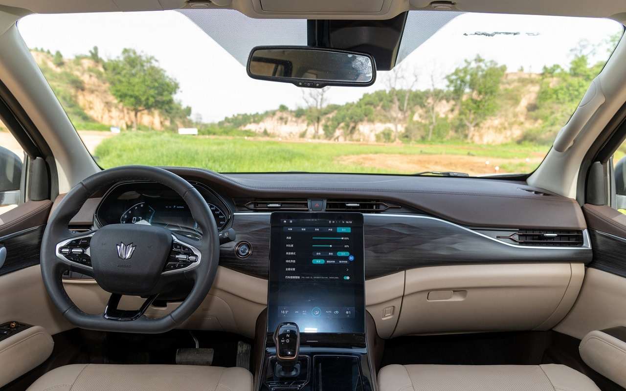 Интерьер Nissan Paladin