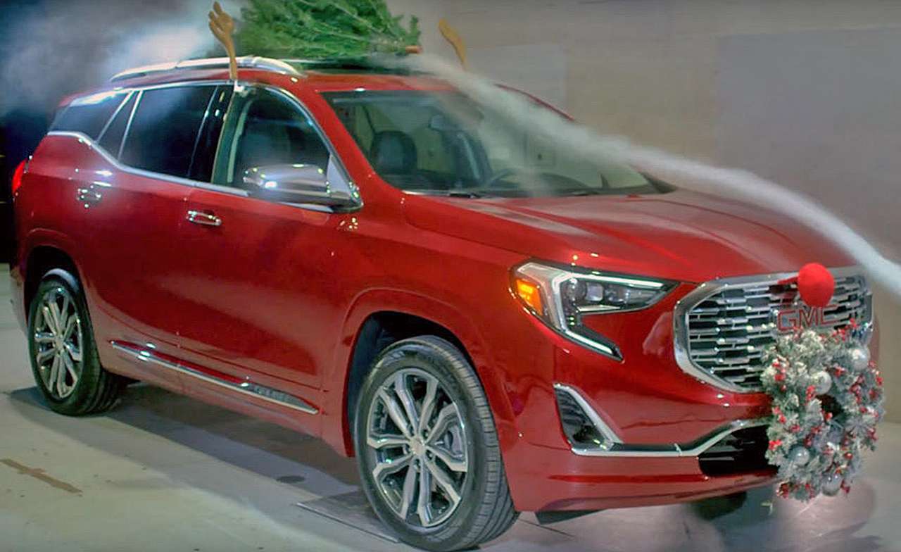 Хуже всего - елка на крыше. GM украсил авто к Новому году