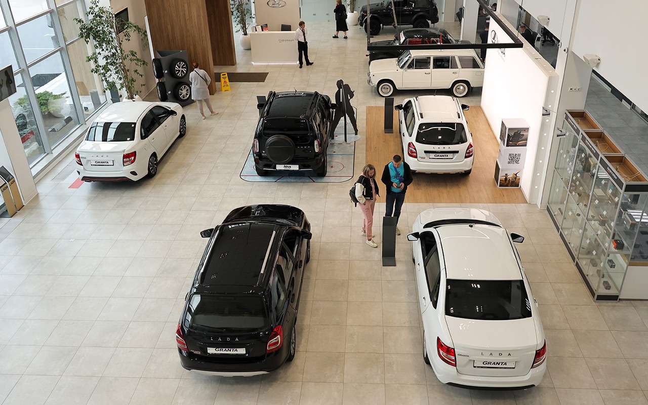 Навестили дилера Lada – сколько на самом деле стоят Гранта и Веста?