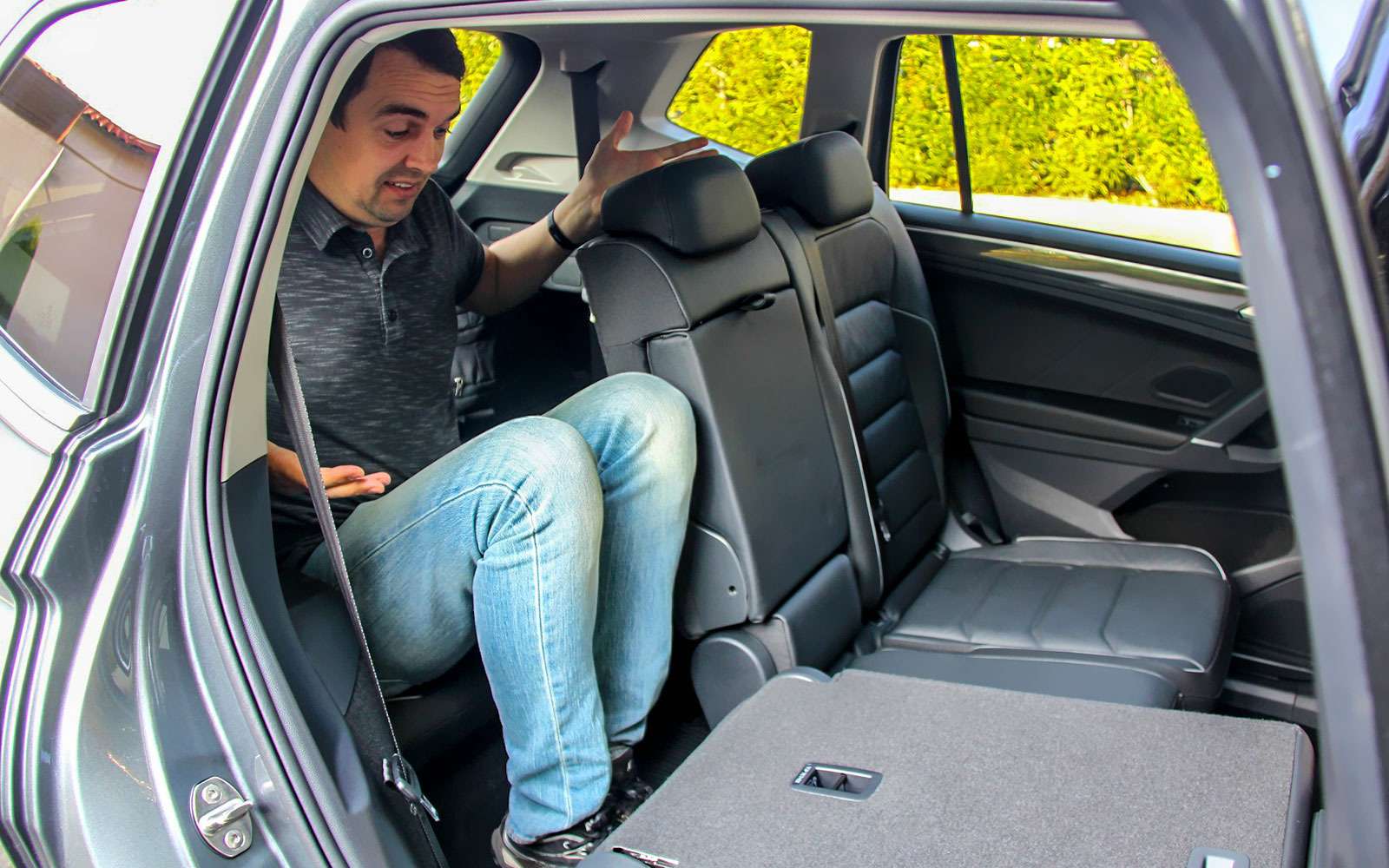 Третьим рядом. Фольксваген Тигуан 3 ряд сидений. Volkswagen Tiguan задний ряд сидений. Tiguan Allspace. 3 Ряд. Фольксваген Туарег 2022 третий ряд сидений.