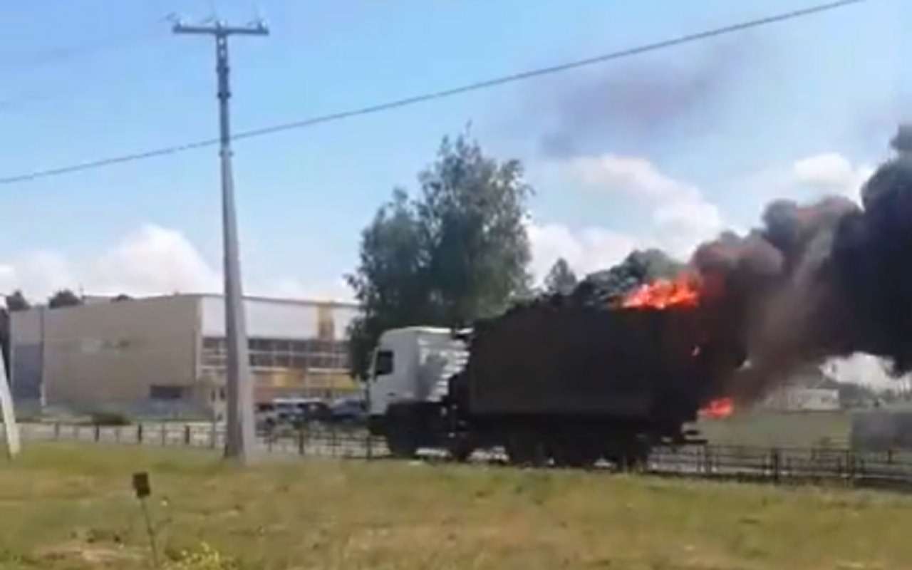 Непростая поездка: горящий мусоровоз со взрывающимся кузовом