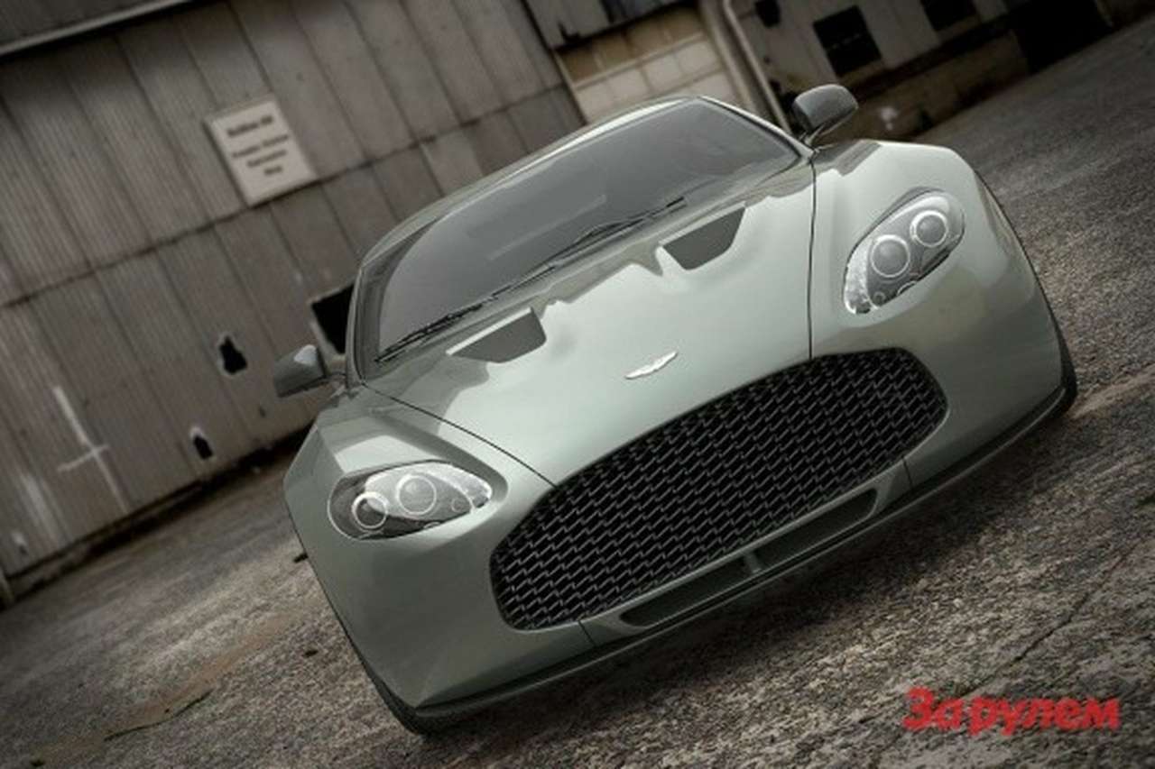 К слову, так и не понятно, будет ли сей Aston Martin красоваться на стенде фирмы во Франкфурте или нет. Известно только, что два гоночных болида, прошедших испытание на прочность во время последнего 24-часового марафона на Нюрбургринге, привезут на смотр. Зеленый «Zig» останется в своей боевой «ливрее», а красный «Zag», на котором выступал сам Ульрих Бец, нынешний глава компании, скинет с себя аэродинамическое «оперение» и предстанет перед публикой в своем изначальном виде.