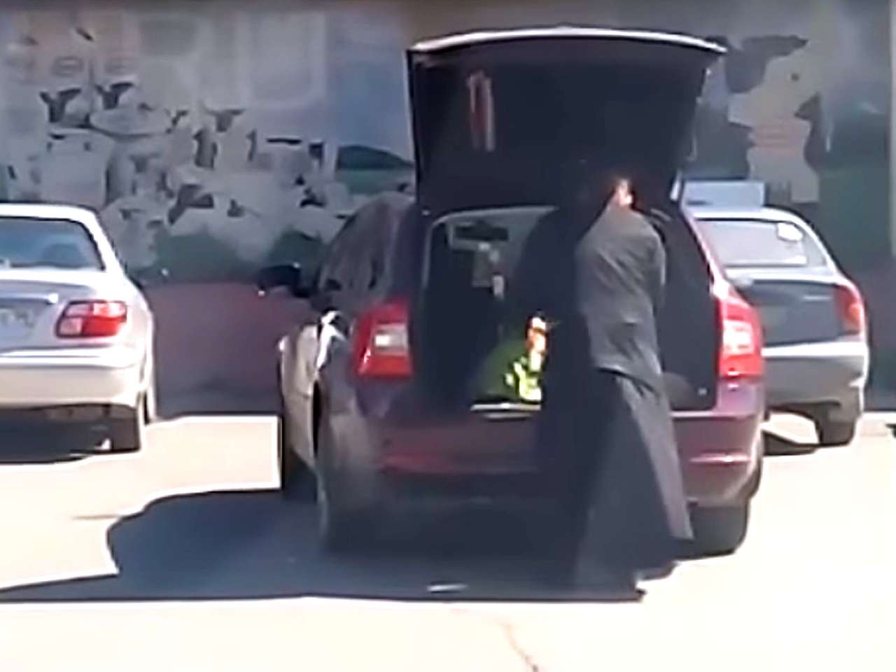 Священником, перевозившим ребенка в багажнике, занялась полиция