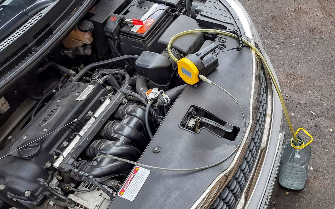 Многие работы, например, замену масла, можно провести самостоятельно – хотя бы методом откачки масла через трубку маслоизмерительного щупа.