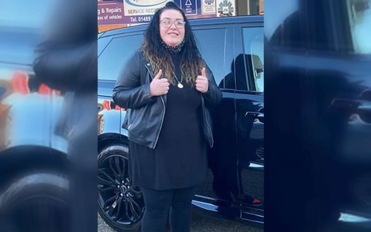 Мошенницу сняли на фоне «купленного» ею Range Rover