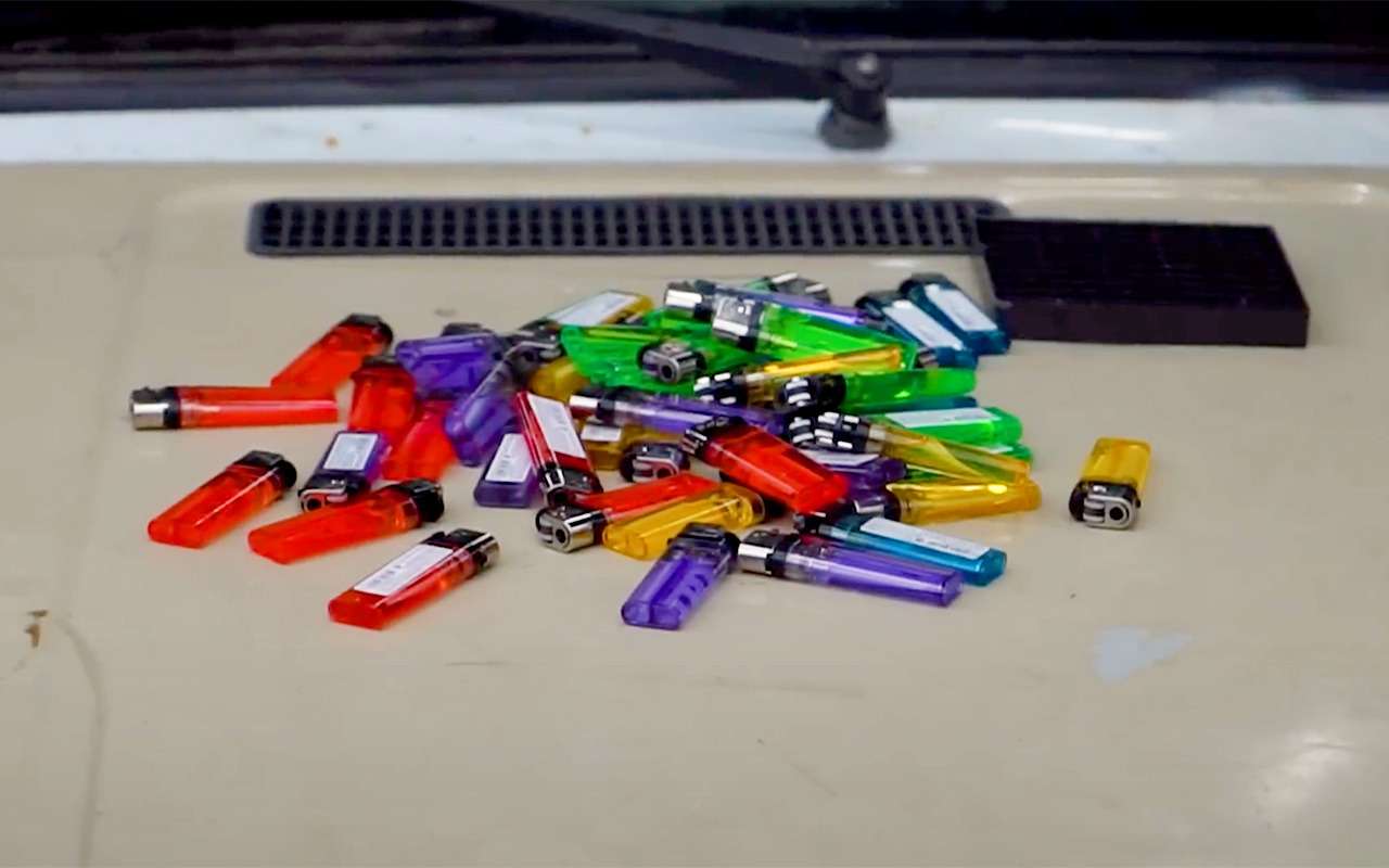 Машина на зажигалках: завелась и поехала